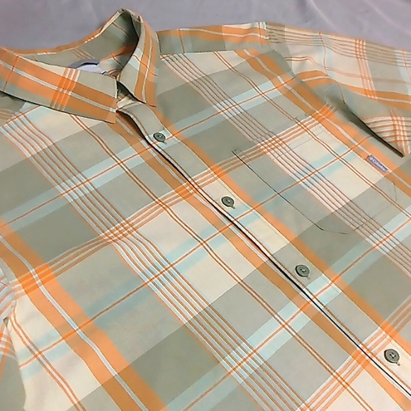 Columbia..Short Sleeve Button Down..Tan - Picture 3 of 6